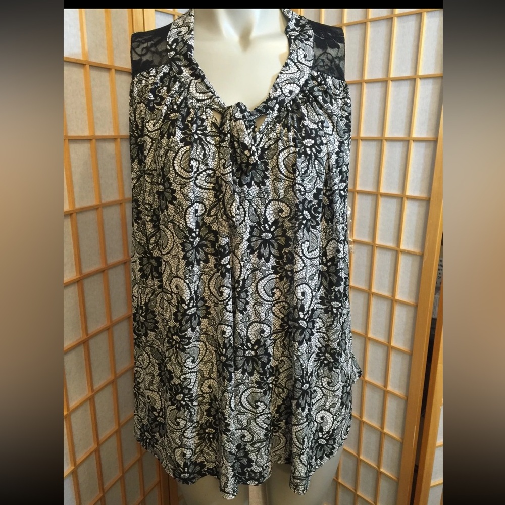 NY & CO black and white women’s sleeveless lace print v-neck top w/ bow Large